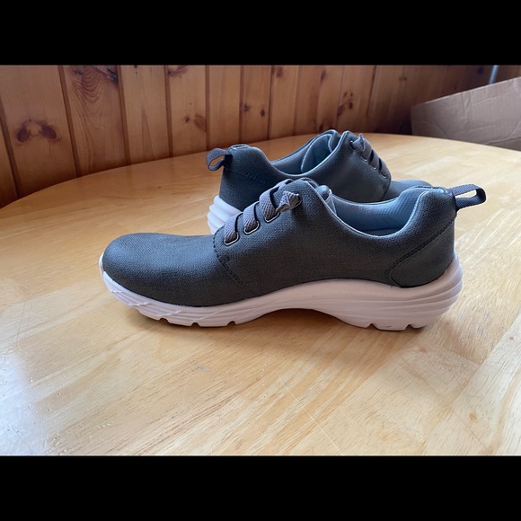 Bought these online for nursing shoes and only tried them on! Didn’t fit right. - Picture 4 of 5